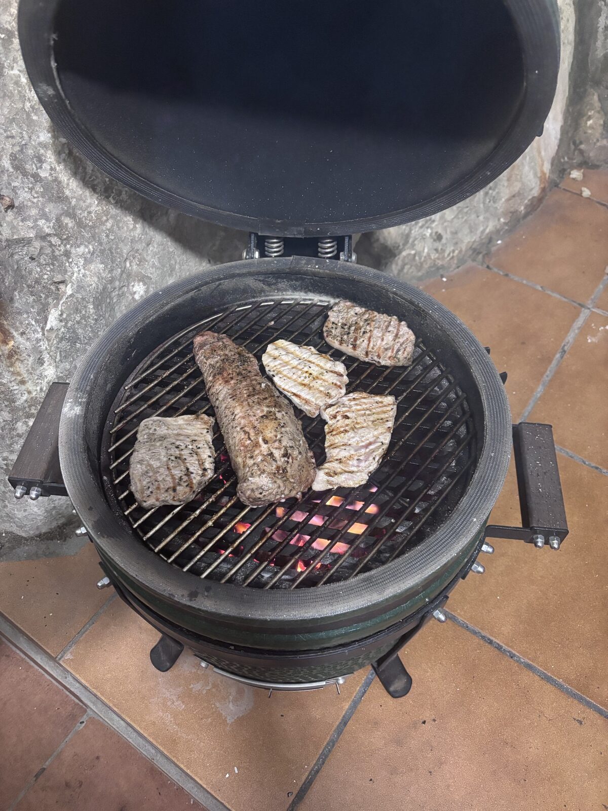 Barbacoa Big Green Egg con carne a la brasa