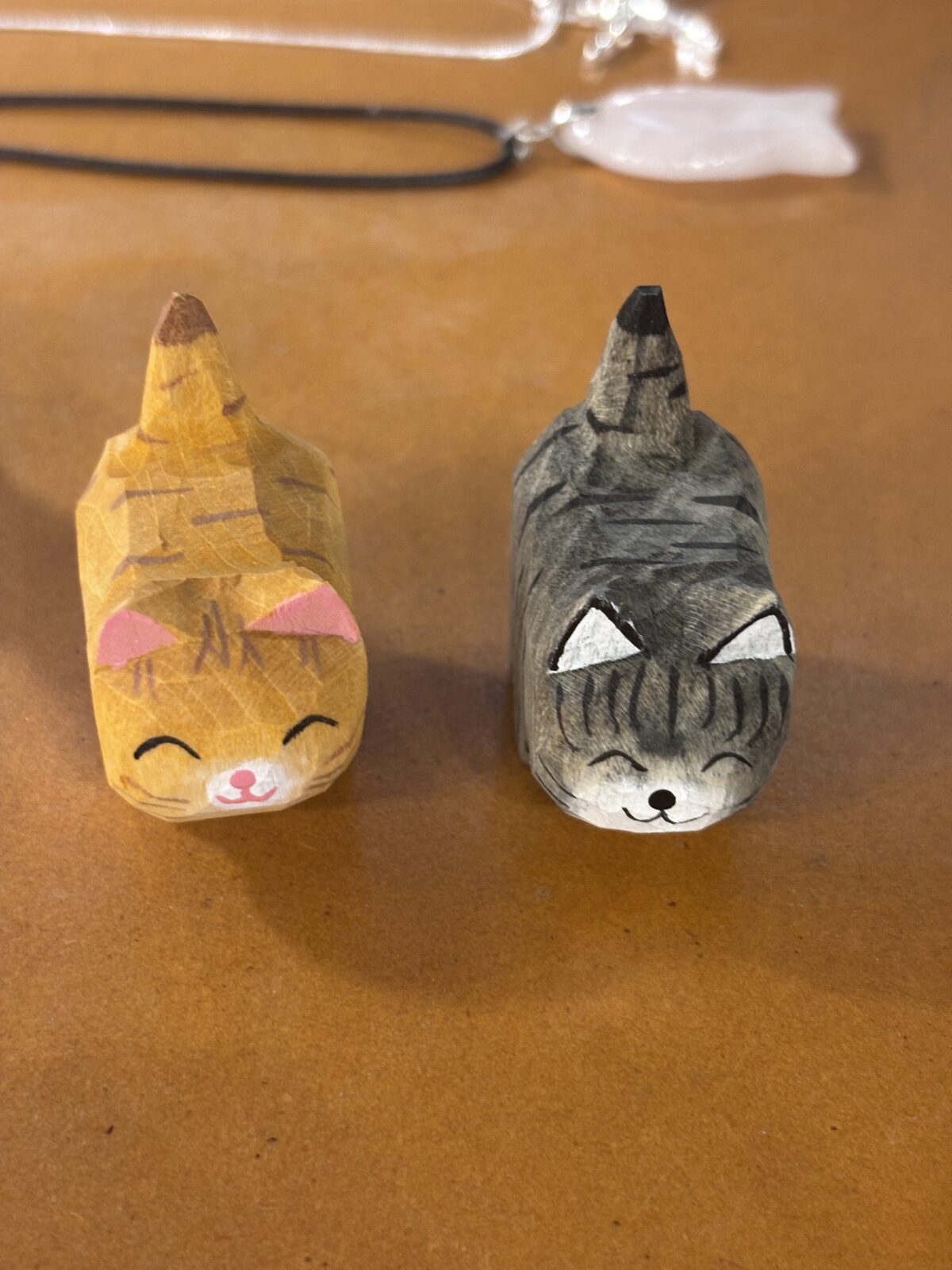 Dos gatitos de madera tallada