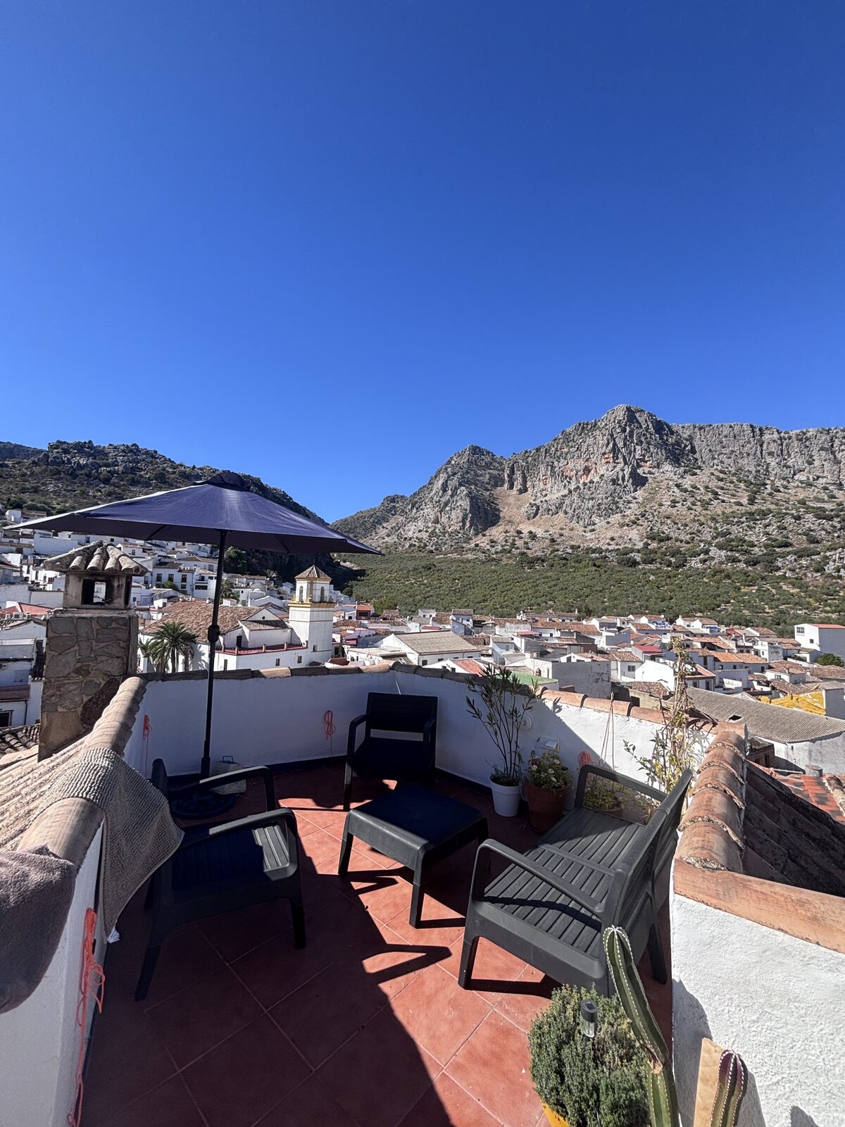 Azotea de Casa Minarete con sillones y vistas al pueblo blanco y las montañas