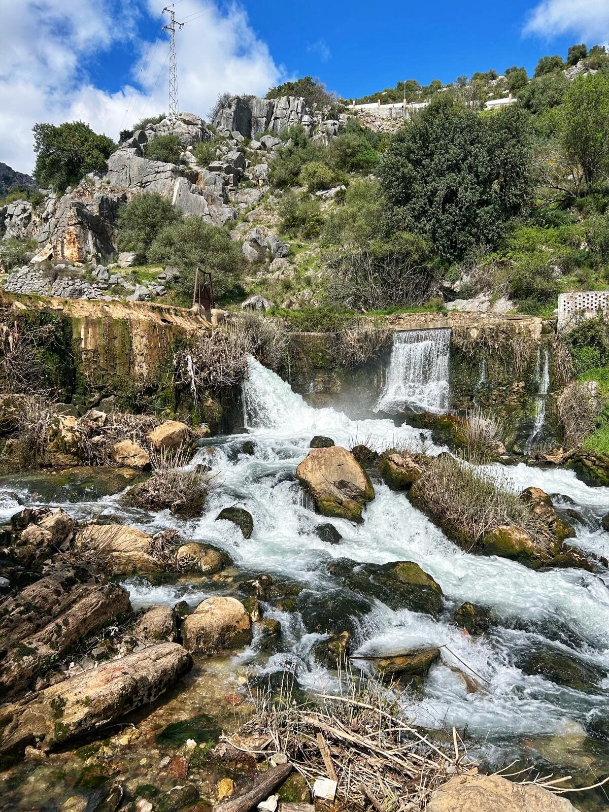 Cascada y río entre rocas en la sierra